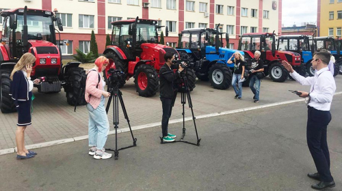 Удзельнікі экспертна-медыйнага тура наведваюць Мінскі трактарны завод