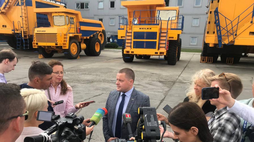Участники экспертно-медийного тура посещают БЕЛАЗ