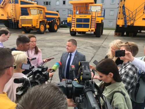 Удзельнікі экспертна-медыйнага тура наведваюць БЕЛАЗ